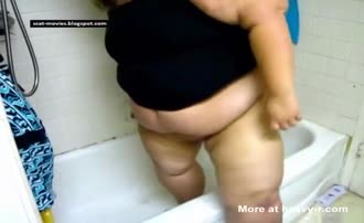 Fat american pooping in bathtub