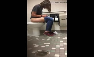 Spying on asian girl pooping
